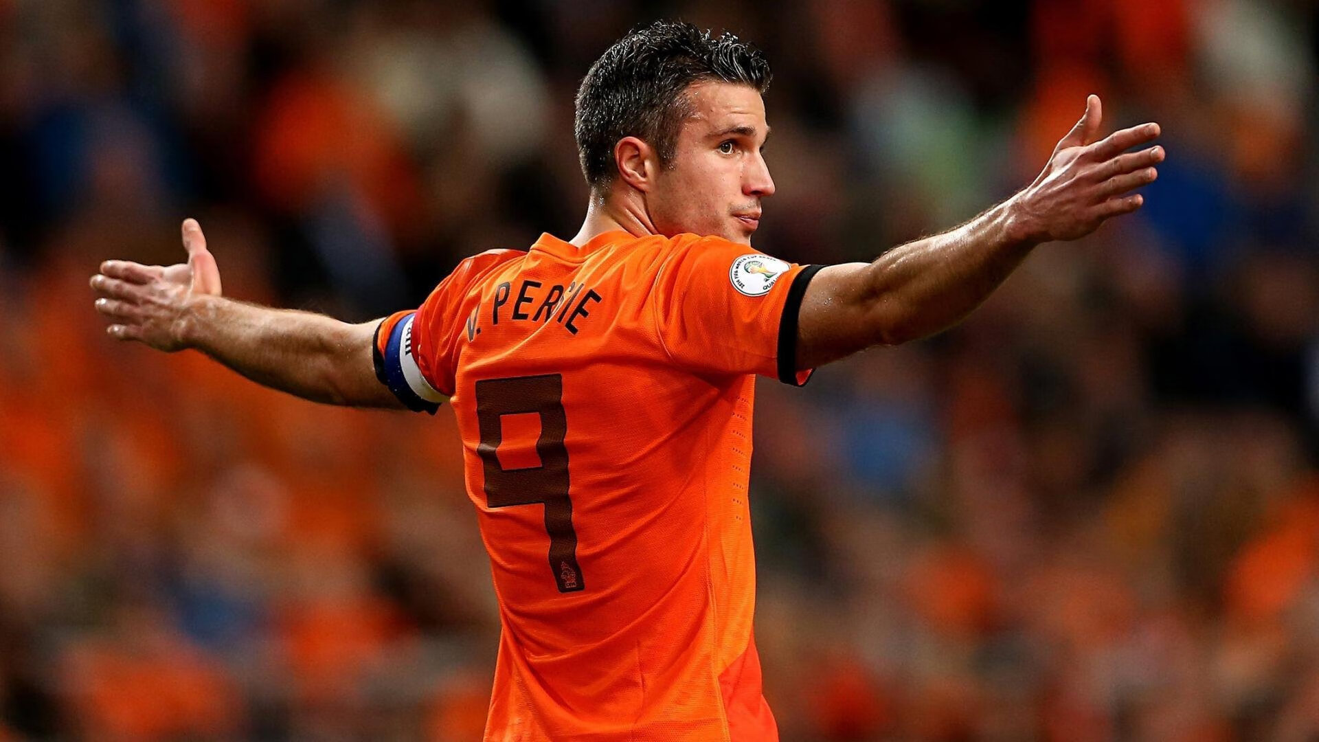 开云官网APP下载-防守型前锋主导高位压迫布局，足球防守型前锋